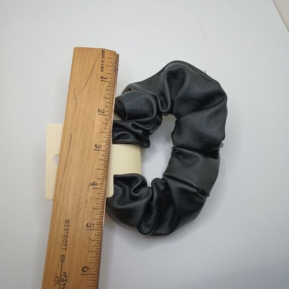 BLACK leather scrunchie - Picture 2 of 3